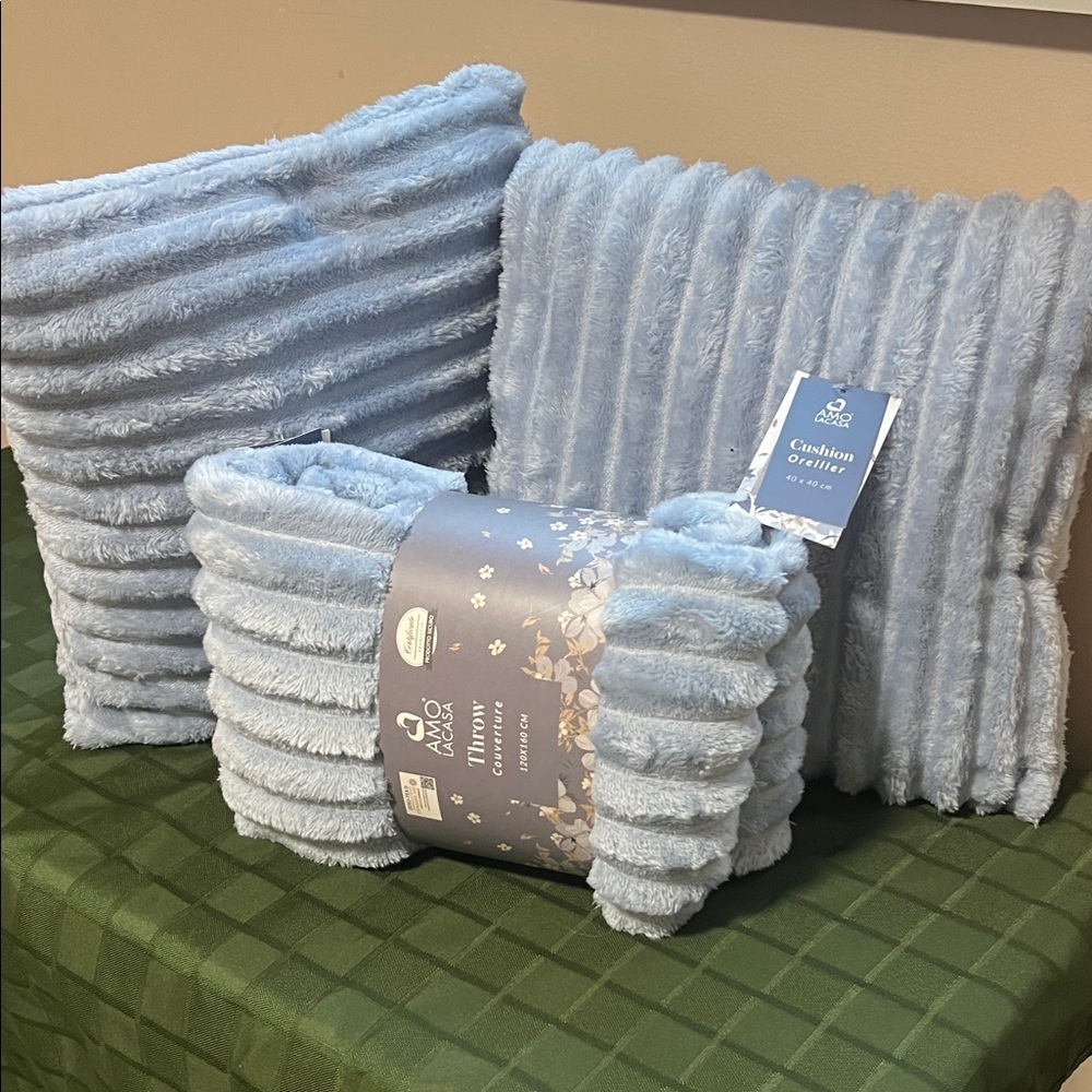 NWT Light Blue Throw and Cushion Set - Picture 10 of 10